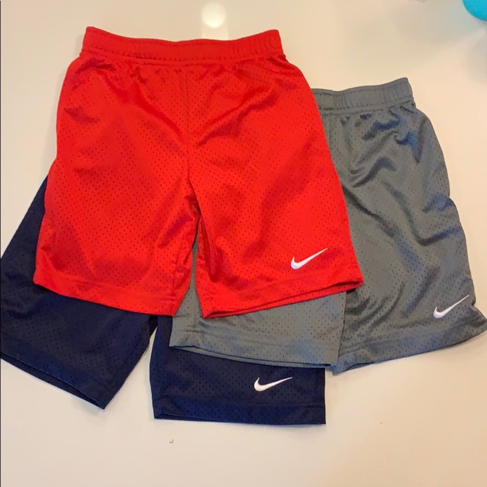 Boys’ L (7) Nike mesh shorts (red, gray, blue).
